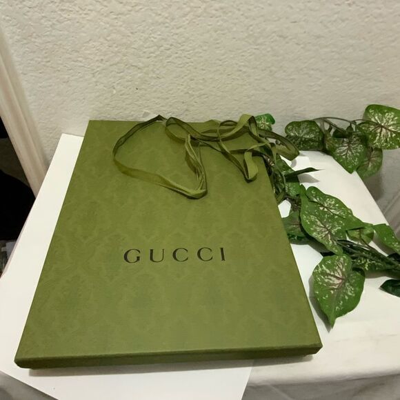 Limited Edition Green Textured Foliage/Paisley Design Gift Box! - Picture 1 of 4
